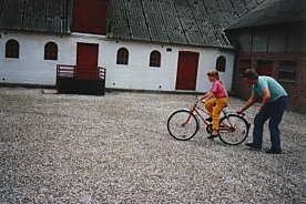 Rikke lærer at cykle